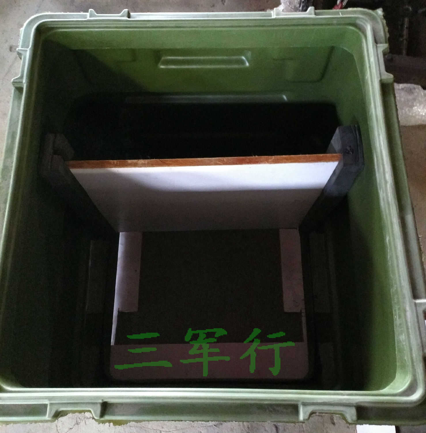 三軍行機(jī)架箱